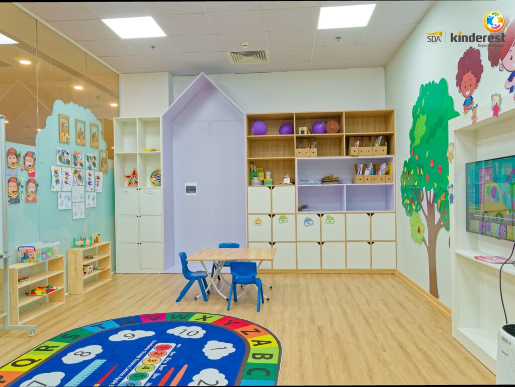 Cơ sở vật chất hiện đại của trường mầm non với gam màu cam đen