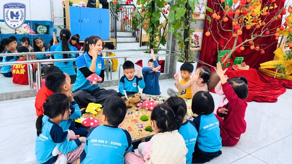 Lớp học hiện đại với gam màu cam đen, trẻ mầm non vui vẻ học tập